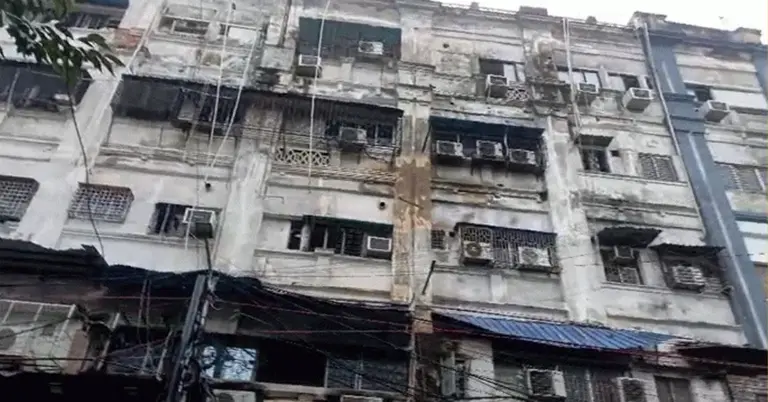 অগ্নিকাণ্ডে পুড়ে যাওয়া ভবন